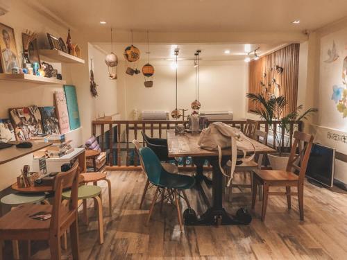 uma sala de jantar com mesa e cadeiras em Good Day Hostel em Bangkok