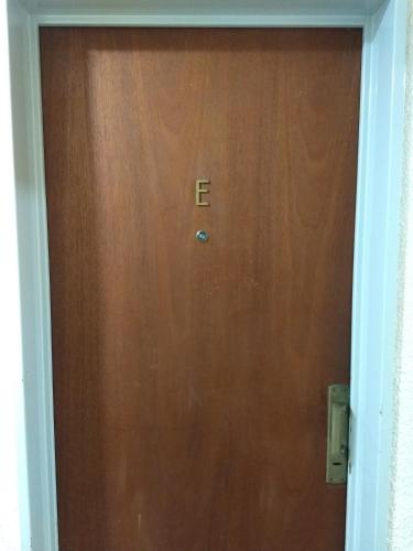 una puerta marrón con la letra e en ella en Departamento,Centro de Cordoba, monoambiente,a 100mts del Patio Olmos en Córdoba