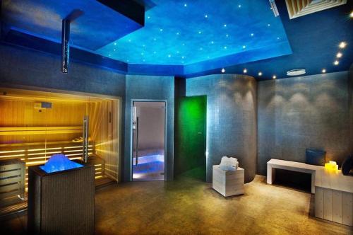 a room with a green light on the wall at Villa Clorè Hotel & Spa in Lama Mocogno