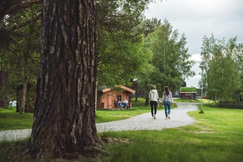 two people walking down a path in a park at Toftemo Turiststasjon in Dovre