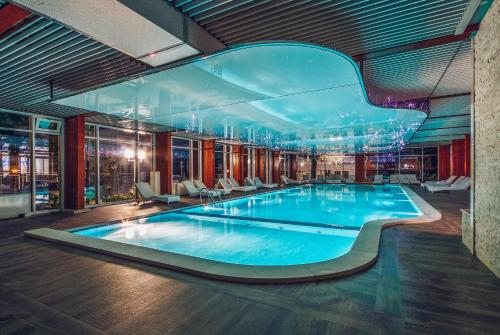 ein großer Pool in einem Hotelzimmer in der Unterkunft Carine Hotel Delfin in Bijela