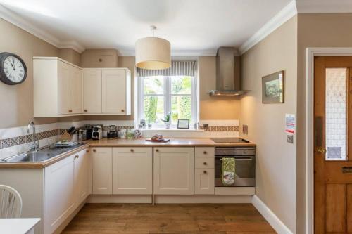 Nhà bếp/bếp nhỏ tại Gardeners Cottage