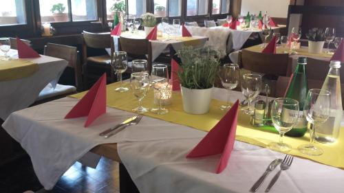 a table in a restaurant with red napkins on tables at "Terrasse" Nessental in Gadmen