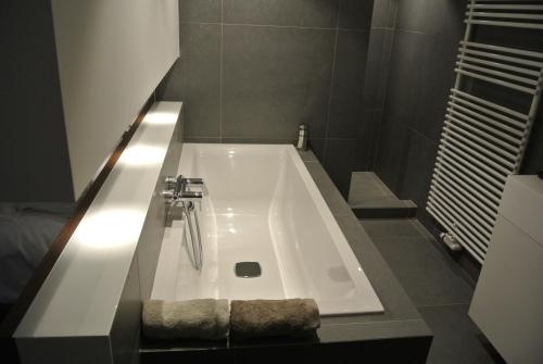 y baño con bañera y lavamanos. en La Maison Contemporaine, en Namur