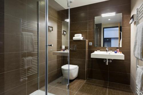 a bathroom with a toilet and a sink and a shower at Simon's Boutique Hôtel in Paris