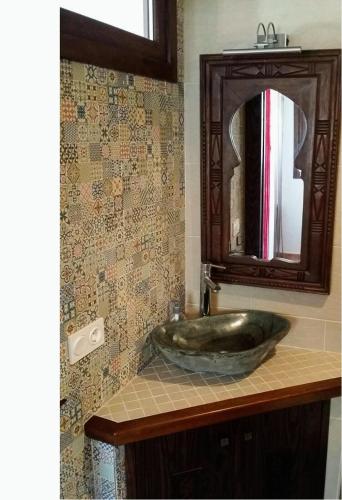 a bathroom with a green sink and a mirror at ZARATUSTRA. Rodalquilar CENTRO. GRAN terra. WIFI in Rodalquilar