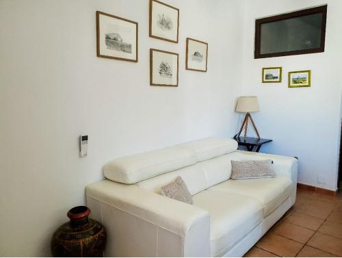a white couch in a living room with a tv at ZARATUSTRA. Rodalquilar CENTRO. GRAN terra. WIFI in Rodalquilar