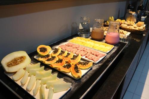 un buffet con muchos tipos diferentes de queso y fruta en Hotel Enseada Boa Viagem, en Recife