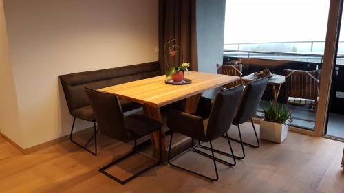 una mesa de madera y sillas en una habitación en Appartement Mountainview en Saalbach Hinterglemm