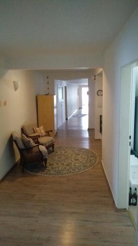 een lege woonkamer met een bank en een tapijt bij Pension Wiesental in Wiesental