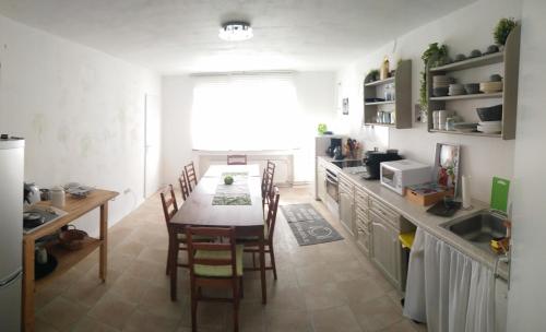 een keuken en eetkamer met een tafel en stoelen bij Pension Wiesental in Wiesental