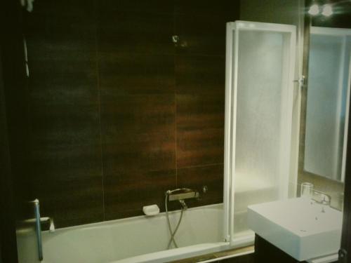 bagno con doccia e lavandino di Hotel Kipseli a Volos