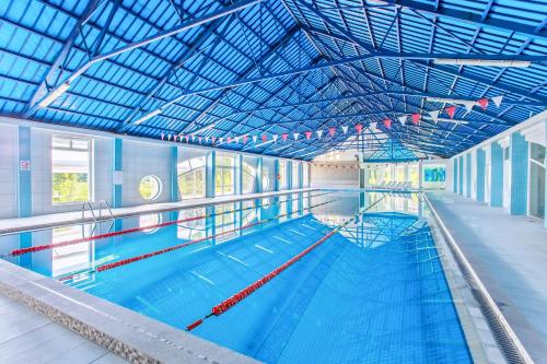 בריכת השחייה שנמצאת ב-Hotel Star Dadaj Resort & Spa או באזור