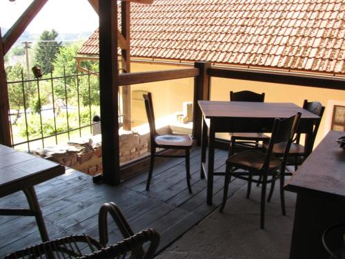 terraza de madera con mesa y sillas en el balcón en Chata Salicka Bozkov, en Bozkovska