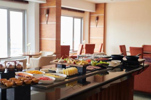 - un buffet avec de nombreux types de nourriture dans l'établissement Corinthia Lisbon, à Lisbonne