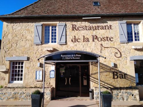un bâtiment avec un panneau indiquant le restaurant ale la masse dans l'établissement Hôtel La Reconce, à Poisson