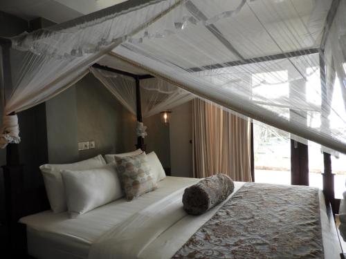 Postel nebo postele na pokoji v ubytování Sapphire Seas Beachfront Hotel