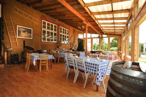 a restaurant with blue and white tables and chairs at Hotel Casa de la Oma in Frutillar