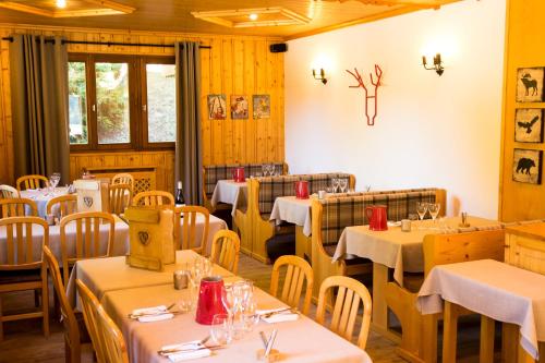A restaurant or other place to eat at Chalet Hôtel Les Airelles