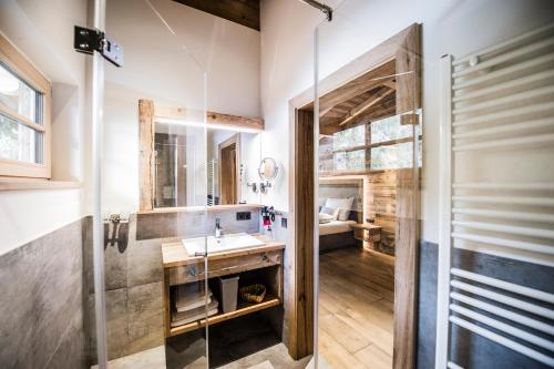 La salle de bains est pourvue d'un lavabo et d'une douche. dans l'établissement Ferienhof Ausserbrente, à Tux