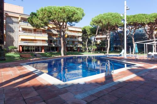 Majoituspaikassa Gavamar Castelldefels Beachfront Apartment- Direct access to the beach tai sen lähellä sijaitseva uima-allas