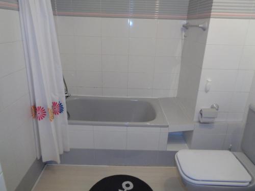 a bathroom with a bath tub and a toilet at Edificio Calpemar in Calpe