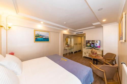 Televisyen dan/atau pusat hiburan di Almadina Hotel Istanbul