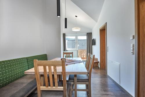 ein Esszimmer und eine Küche mit einem Tisch und Stühlen in der Unterkunft Appartment Ransburggut in Flachau