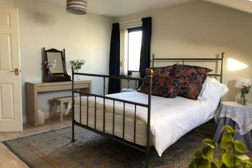 Кровать или кровати в номере Whitehead holiday cottage