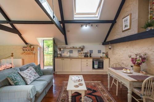 ブリッドポートにあるThe Apple Loftのソファとテーブルのあるリビングルーム