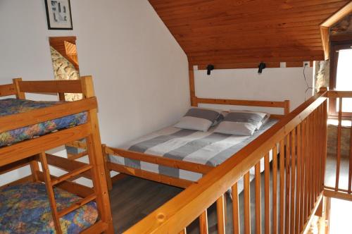 a room with two bunk beds in a cabin at Petite location de vacances en Bretagne sud in Névez