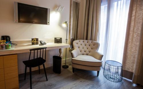 a living room filled with furniture and a tv at Hotel Barcelona Catedral in Barcelona