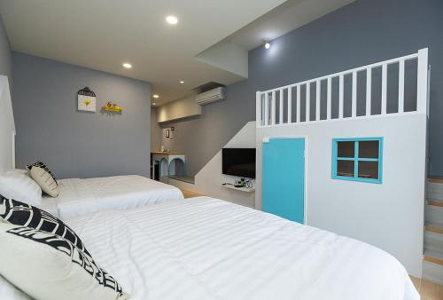 Ein Bett oder Betten in einem Zimmer der Unterkunft Blue White