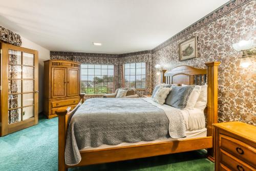 a bedroom with a bed and a dresser at Estate @ Vista in McKinleyville