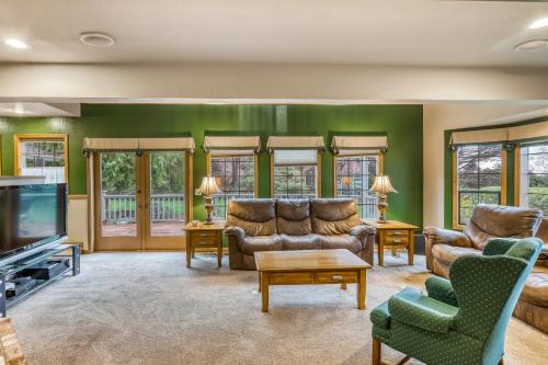 a living room with leather furniture and a flat screen tv at Estate @ Vista in McKinleyville
