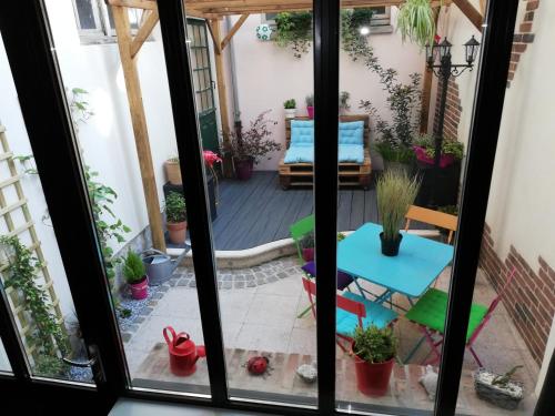 Blick aus einem Fenster auf eine Terrasse mit Pflanzen in der Unterkunft Le loft d Oscar Hyper centre parking possible in Rouen