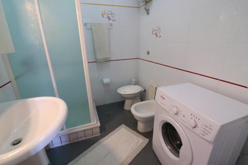 A bathroom at Giò Otranto holiday home for 6 people