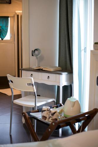 a room with a desk and a chair and a table at Villa La Baia a pochi passi dal lago in San Felice del Benaco