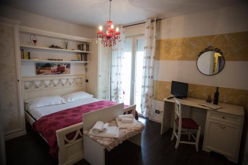 a bedroom with a bed and a desk and a computer at Villa La Baia a pochi passi dal lago in San Felice del Benaco