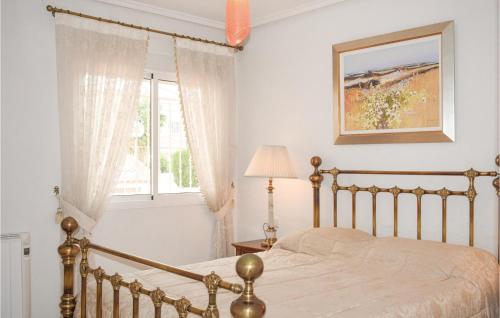 een slaapkamer met een bed en een raam bij Amazing Home In Rojales With Kitchenette in Rojales