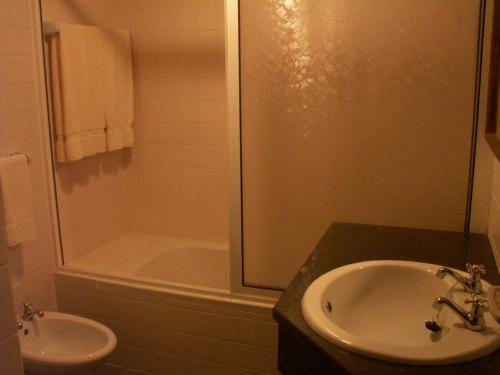 un bagno con doccia, lavandino e vasca di Quinta Do Martelo ad Angra do Heroísmo