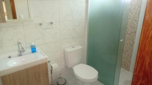 a bathroom with a shower and a toilet and a sink at POUSADA LOS AMIGOS CAMPECHE in Florianópolis