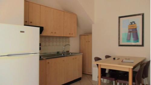 Cuisine ou kitchenette dans l'établissement Le Dune Residence