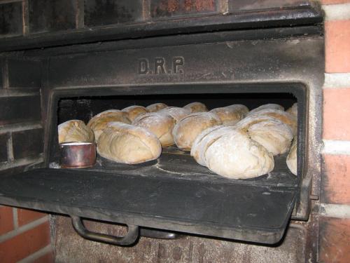 a bunch of loaves of bread in an oven at Jakobsbauernhof in Freiamt