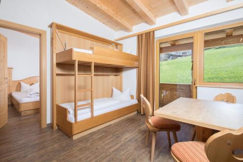 Hotel & Alpengasthof Pinzgerhofにあるベッド