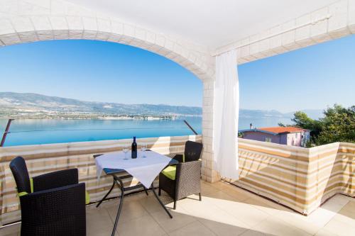 Holidays Apartments Slanada with Terrace and Sea View, Near the Beach & Town Trogir, Free Parking, Quiet Place on Peninsula Čiovo