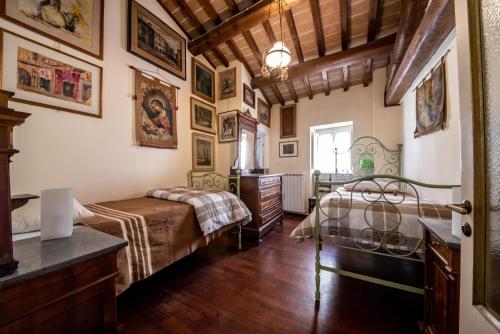 ein Schlafzimmer mit einem Bett und einer Kommode in einem Zimmer in der Unterkunft Casa Spagnoli in Assisi