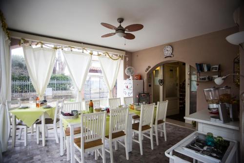 een keuken en eetkamer met een tafel en stoelen bij Villa indipendente a pochi passi dal lago in San Felice del Benaco