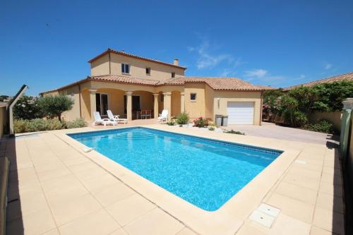 Superbe villa climatisée clôturée, WIFI, 3 km de la mer, 4 belles chambres, piscine privée sur les hauteurs du village LXTOU21