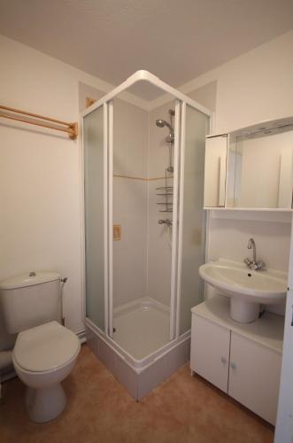 une salle de bain avec une douche, des toilettes et un lavabo dans l'établissement Belle villa d angle avec veranda et WIFI, 2 chambres dans résidence sécurisée avec piscine commune 800m de la mer Un vrai Havre de Paix LRCS116, à Portiragnes